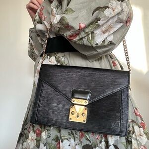 Elegant Black Louis Vuitton Sellier In Epi Leather Clutch Bag